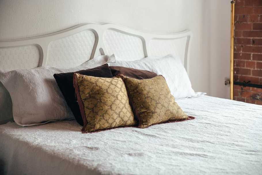 brown-throw-pillows